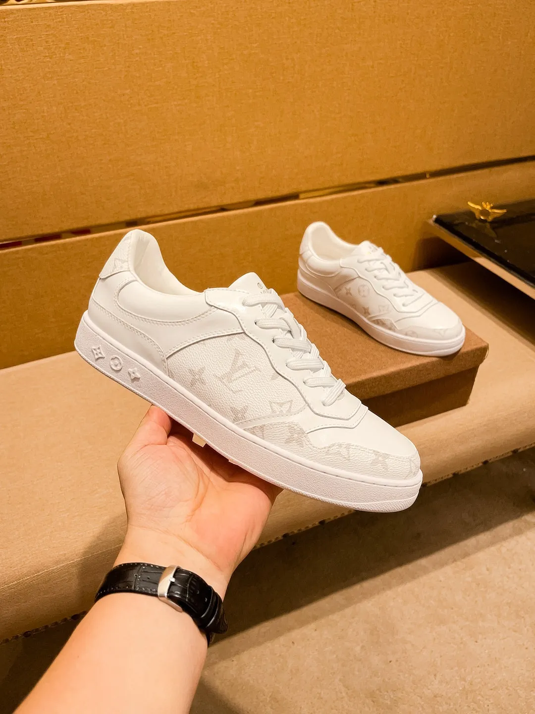 Men's shoes💰 400💰[LV]🔥Louis Vuitton, high-end men's shoes brand, official website 1:1 latest masterpiece: the upper is made of Italian imported first-layer cowhide with a comfortable and breathable lining➕original non-slip and wear-resistant outsole🔥, making walking more convenient and comfortable! An exclusive new model, a stunning work, a beautiful 1:1 replica [color] compared to the official quality! Create a fashionable personality to set off your uniqueness! A must-have for trendy men! Classic🔥Size: 38-44 Color: 🔥Multiple colors available🔥